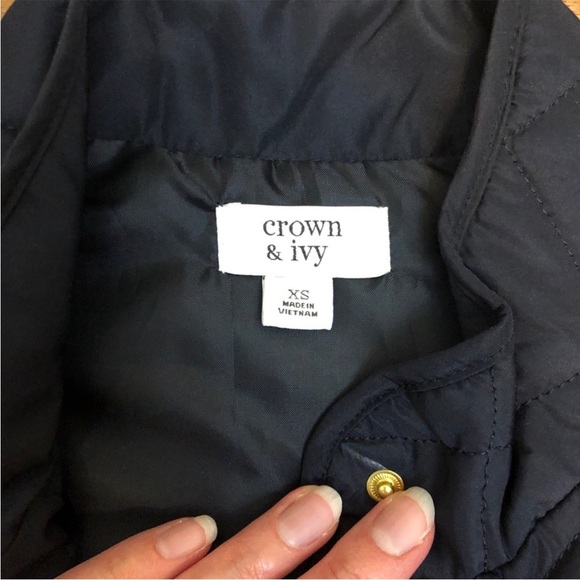 Crown & Ivy. New with tags Quilted Vest in Navy. Gold hardware. So in trend. XS - Picture 3 of 5